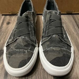 Women’s Ladies Blowfish Canvas Camo Camouflage Malibu Slip On Sneaker Size 7